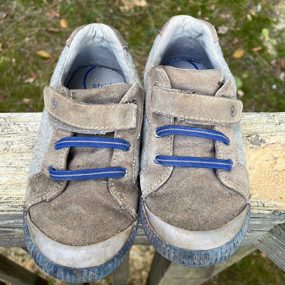 Stride Rite 10w WIDE Velcro shoes GUC
